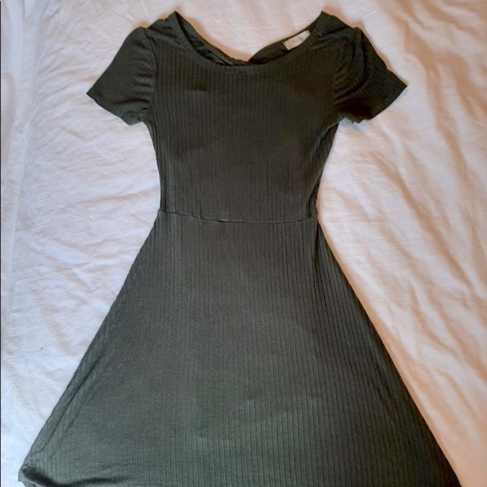 Francesca’s Collections Short Sleeve Dress with Cute Open Back Size Small